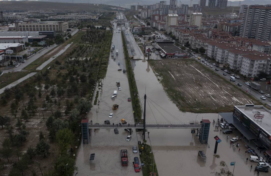 Suyla dolan araçların içini pet şişelerle boşaltmaya çalıştılar! Caddeler göle döndü arabalar suya gömüldü 39